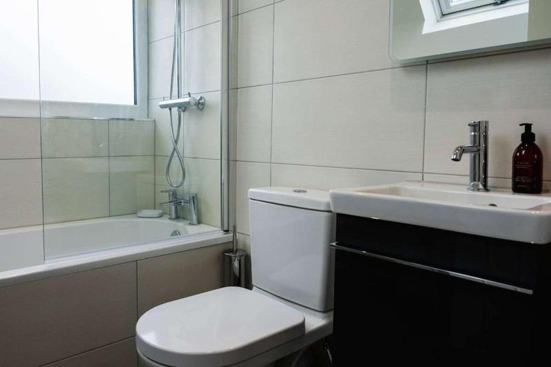 Charming Newly Renovated Home In Harrogate - image 10