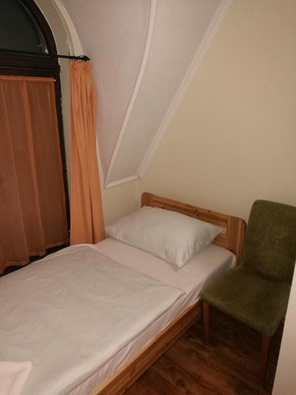 Single Room with Bathroom image 3