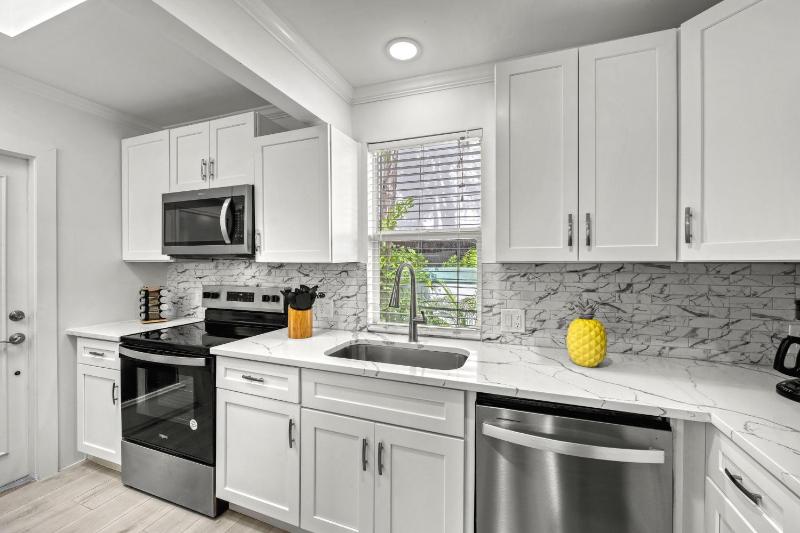 Coconut House - 606B - image 15