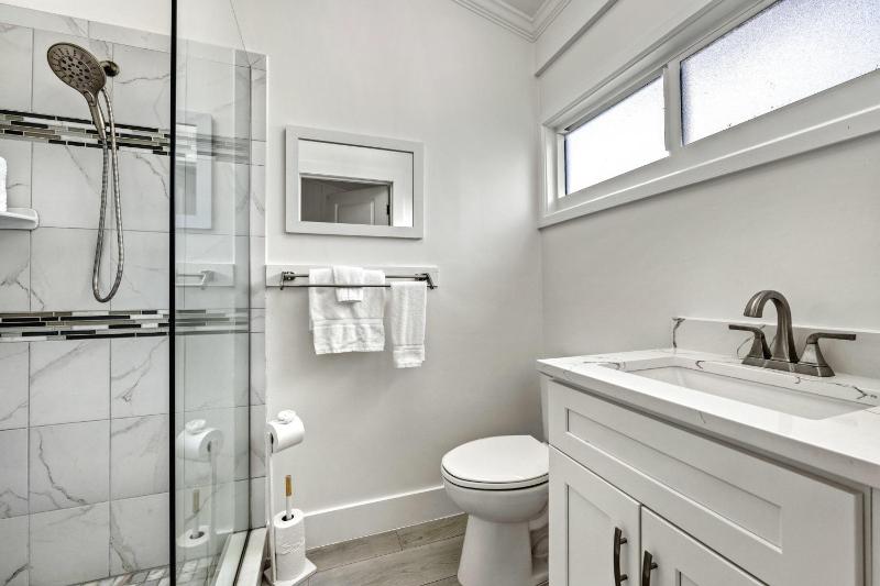 Coconut House - 606B - image 38