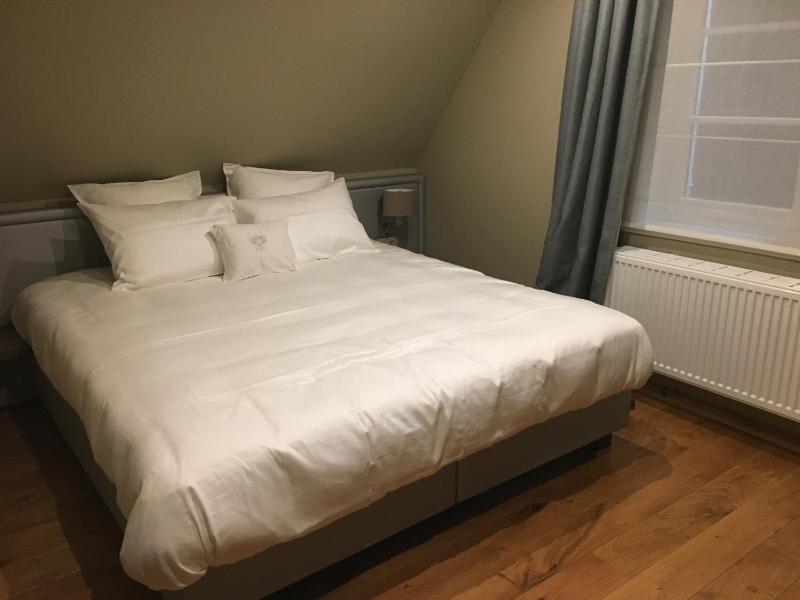 Deluxe King Room image 4