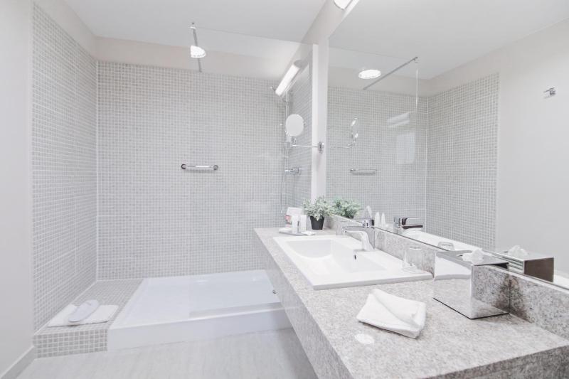 King Suite - Non-Smoking image 2