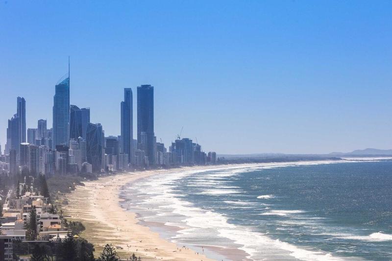 Luxurious Beachfront Retreat in Burleigh Heads - image 11