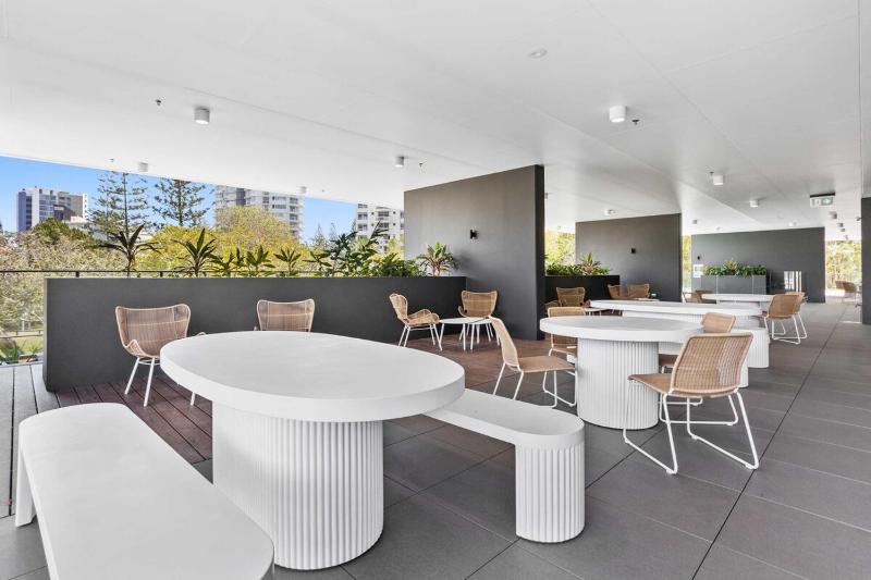 Luxurious Beachfront Retreat in Burleigh Heads - image 9