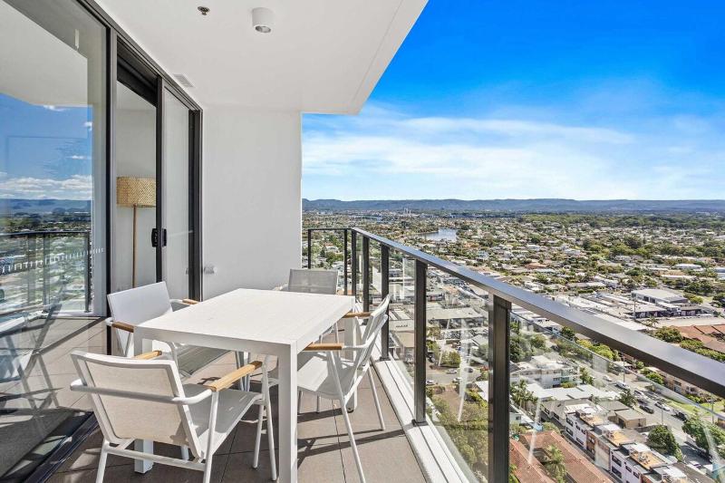 Luxurious Beachfront Retreat in Burleigh Heads - image 7
