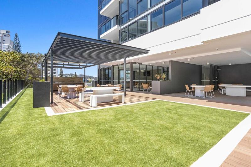 Luxurious Beachfront Retreat in Burleigh Heads - image 3