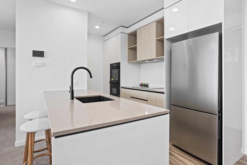 Luxurious Beachfront Retreat in Burleigh Heads - image 6