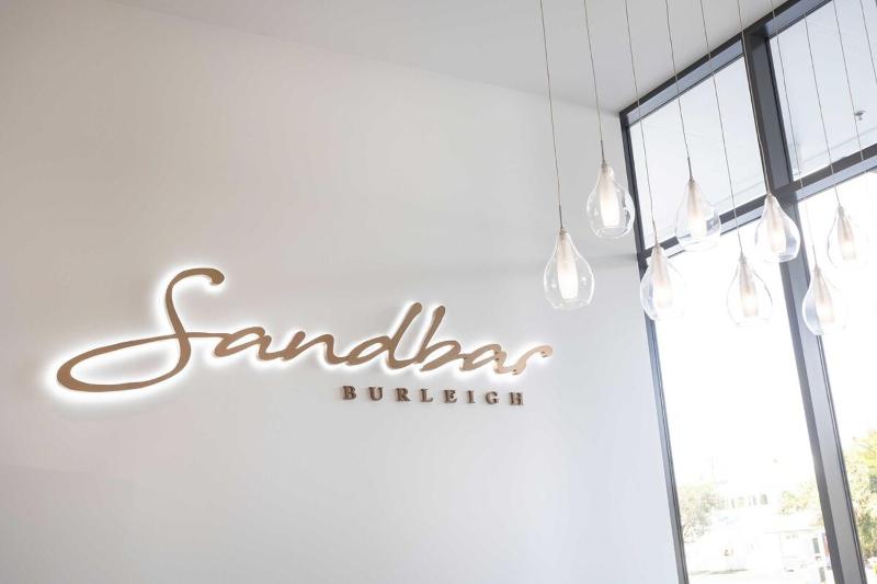Luxurious Beachfront Retreat in Burleigh Heads - image 10