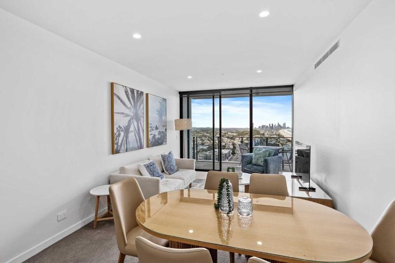 Luxurious Beachfront Retreat in Burleigh Heads - image 15