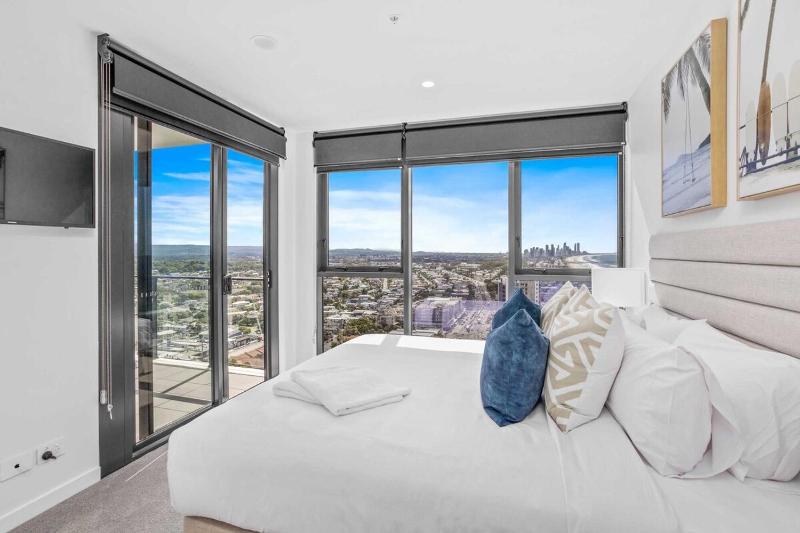 Luxurious Beachfront Retreat in Burleigh Heads - image 2
