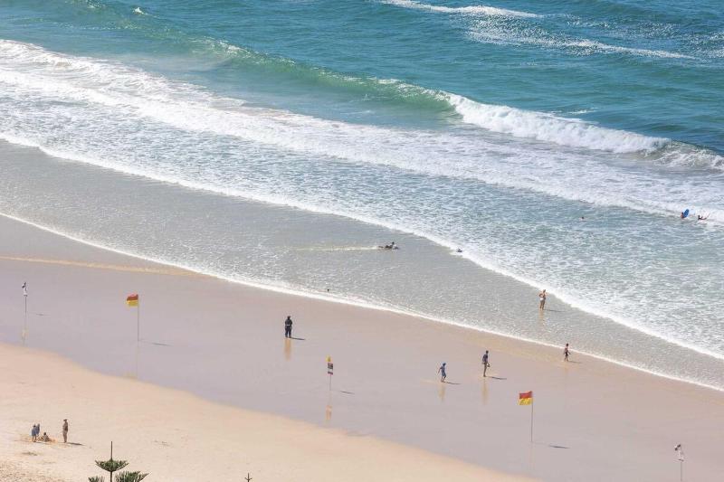 Luxurious Beachfront Retreat in Burleigh Heads - image 14