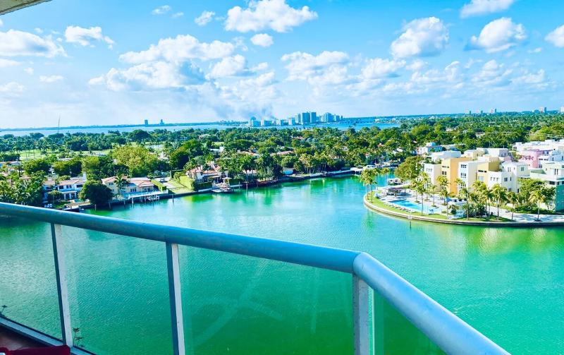 Ocean & Bay Views 2BR 2BA Beach Condo Parking - image 18
