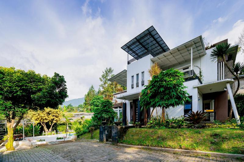 The Lavana Signature Villa Alessa Puncak - image 18