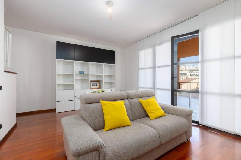 Large Duplex with private Terrace Gluck Milan - image 1