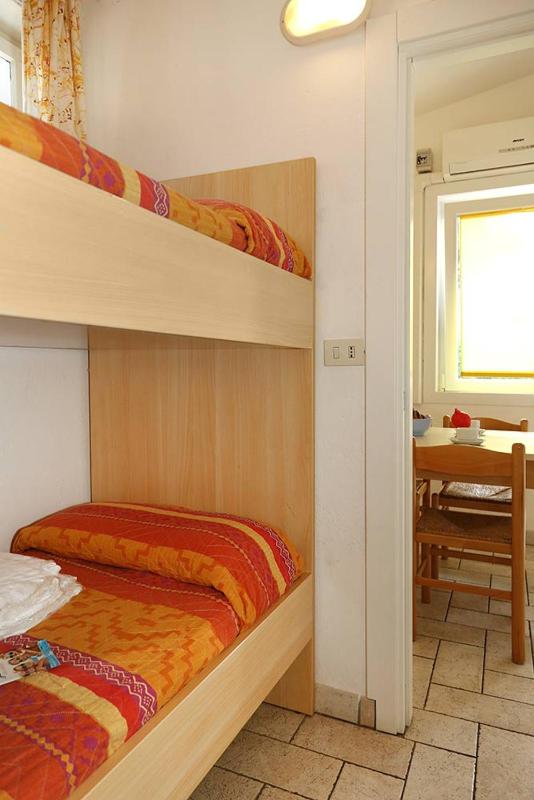 Feriendorf Cisano San Vito Dreizimmer-Bungalow Zaffiro für 4 Personen - image 13
