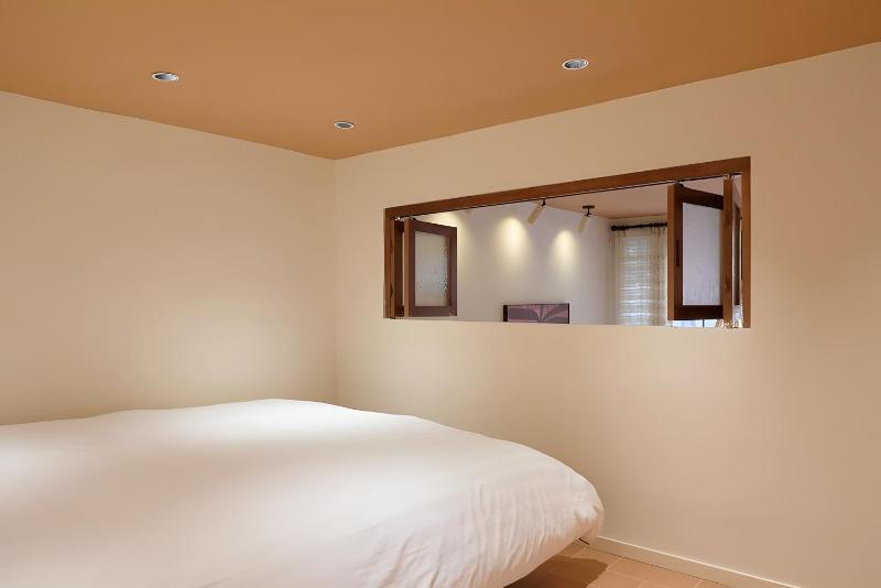 Vintage Shanghai Lane House Loft with French Country Vibe near Wukang Building and Julu Road - image 9