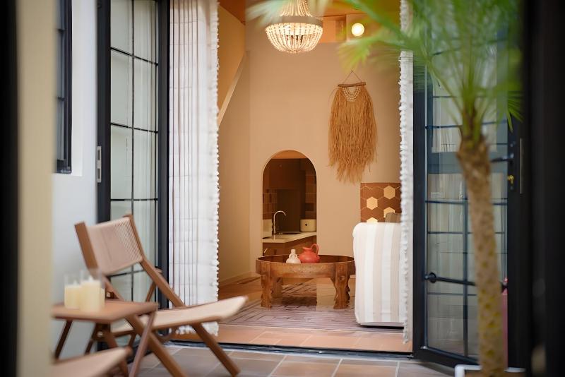 Vintage Shanghai Lane House Loft with French Country Vibe near Wukang Building and Julu Road - image 10