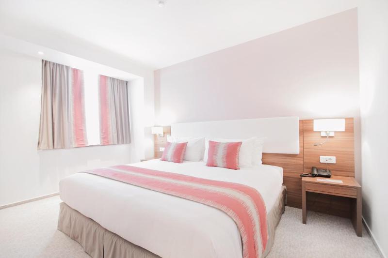 Ramada Plaza by Wyndham Craiova - image 5