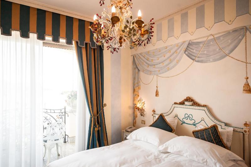 Deluxe Double Room with Partial Lake View image 2