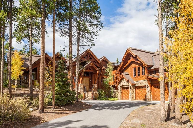Hatari Lodge Huge Custom Home Walk to Gondola Great Amenities! - image 1
