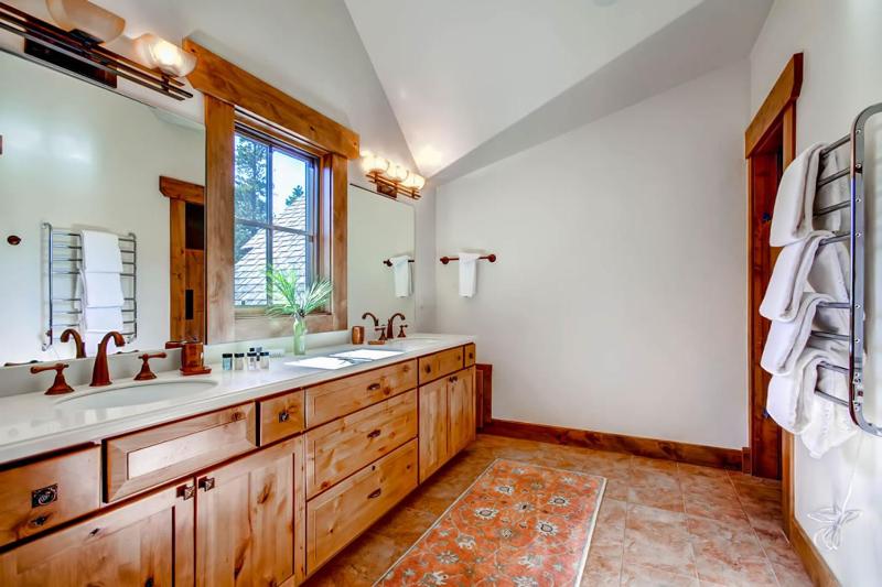 Hatari Lodge Huge Custom Home Walk to Gondola Great Amenities! - image 35