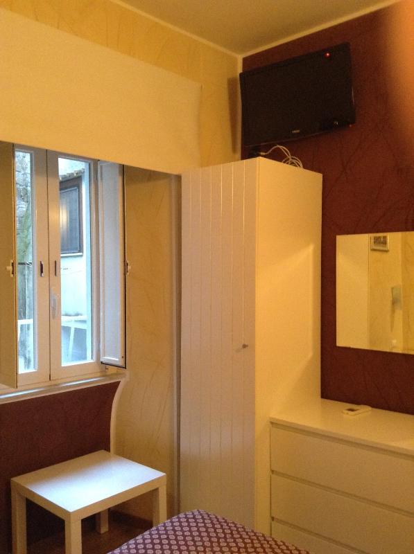 Economy Double Room image 4