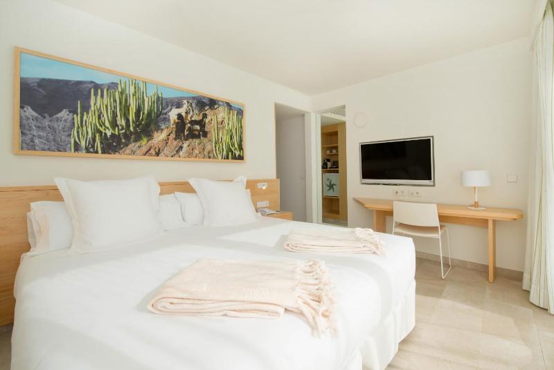 Star Prestige Twin Room with Sea Side Views image 4