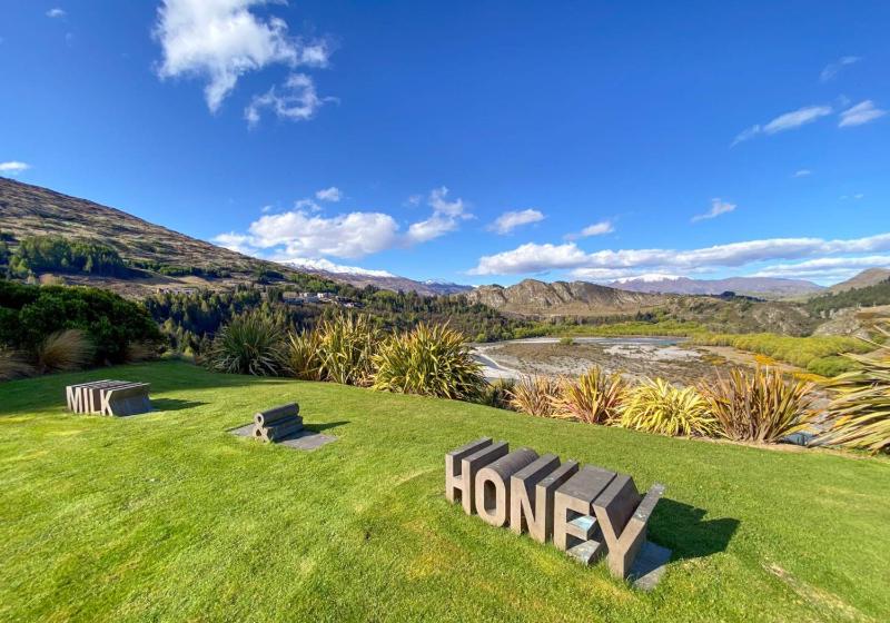 Art on Point Peaceful and Spacious Shotover Canyon - image 2