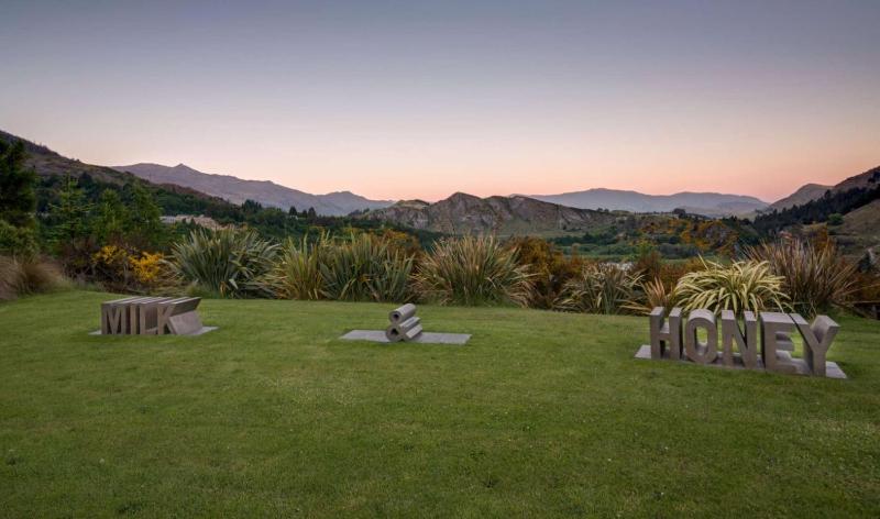 Art on Point Peaceful and Spacious Shotover Canyon - image 40
