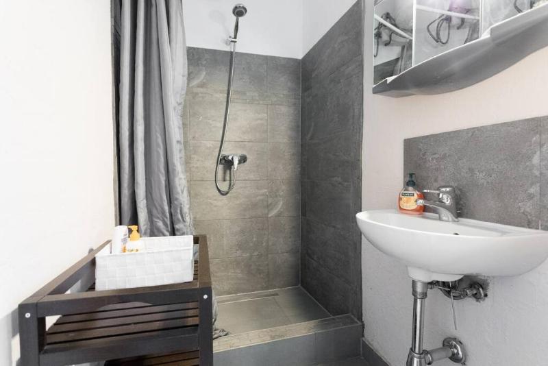 Cute Red Star Studio City Center - image 16