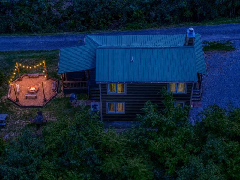 Breathtaking View Hot Tub Free Tickets Fire Pit WIFI!!! - image 50