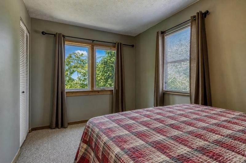 Breathtaking View Hot Tub Free Tickets Fire Pit WIFI!!! - image 49