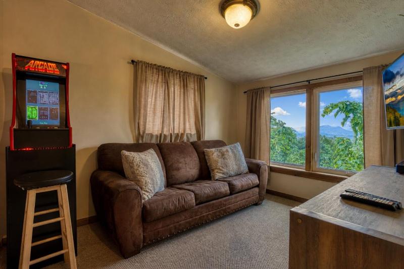 Breathtaking View Hot Tub Free Tickets Fire Pit WIFI!!! - image 48