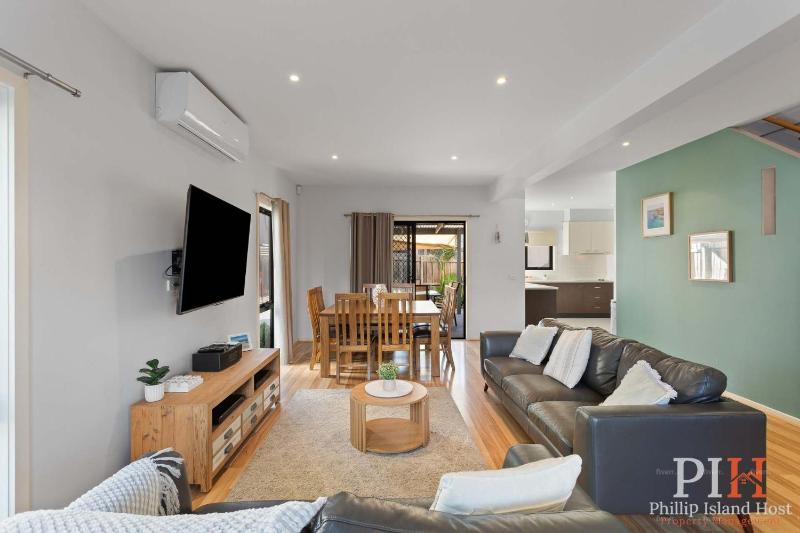 Spacious Townhouse Near Shops and Beach - image 1
