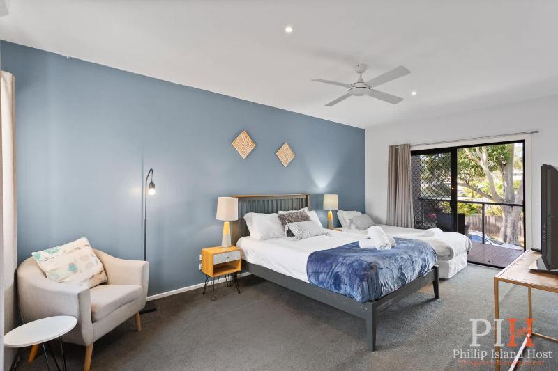 Spacious Townhouse Near Shops and Beach - image 24