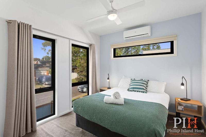 Spacious Townhouse Near Shops and Beach - image 8