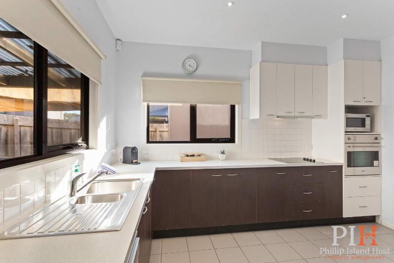 Spacious Townhouse Near Shops and Beach - image 18