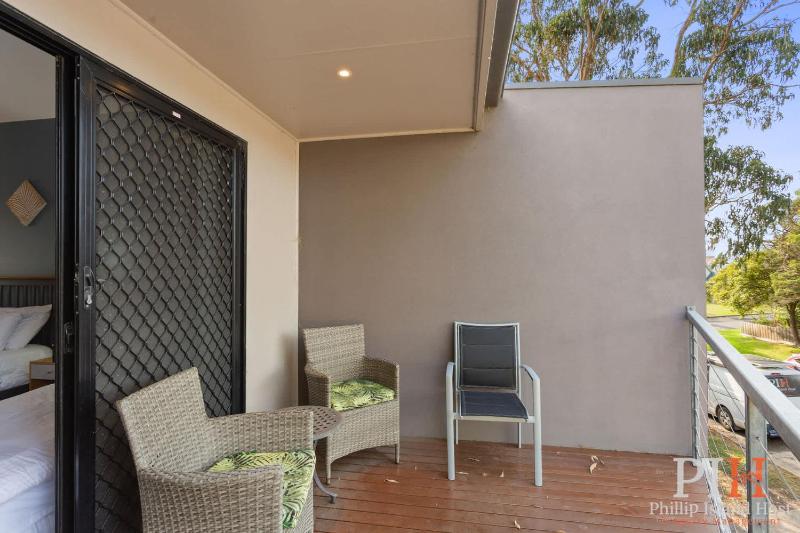Spacious Townhouse Near Shops and Beach - image 23