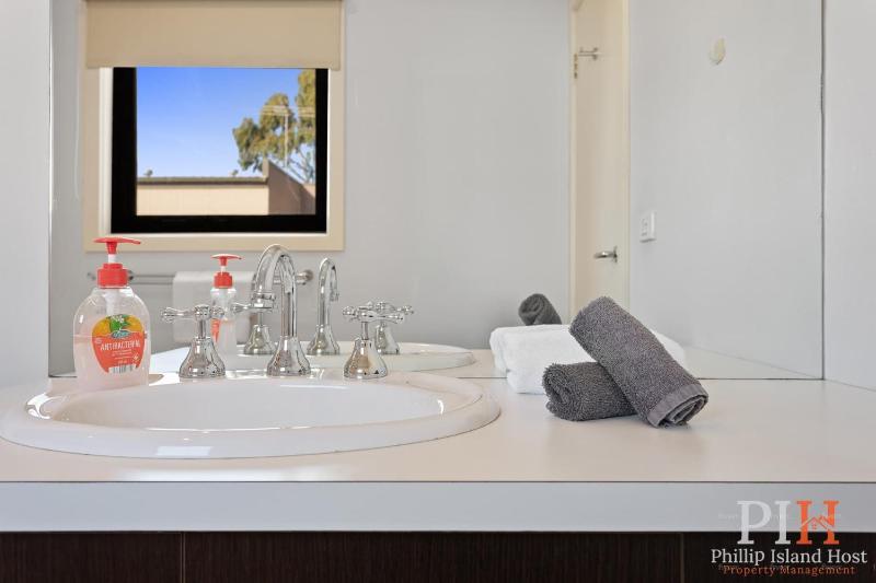 Spacious Townhouse Near Shops and Beach - image 7