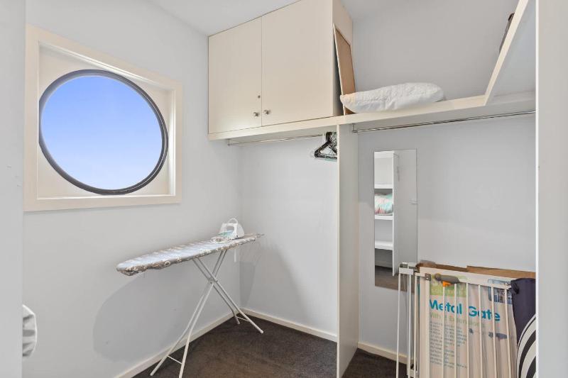 Spacious Townhouse Near Shops and Beach - image 11