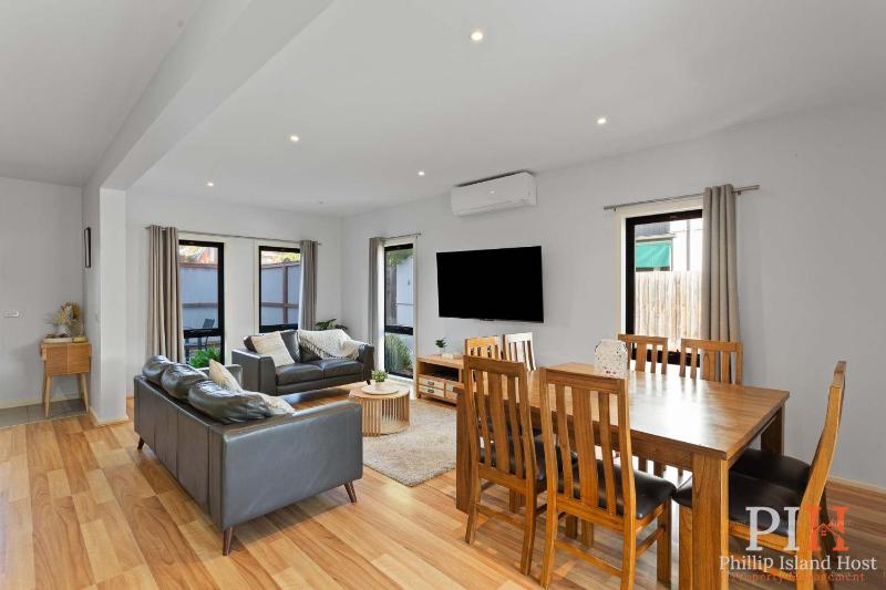 Spacious Townhouse Near Shops and Beach - image 13
