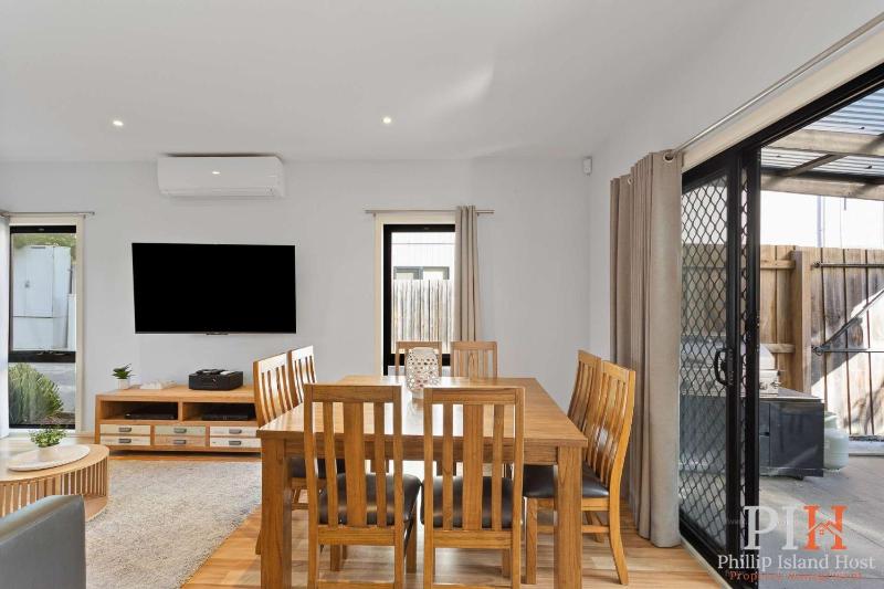 Spacious Townhouse Near Shops and Beach - image 14