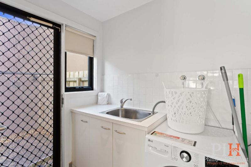 Spacious Townhouse Near Shops and Beach - image 2