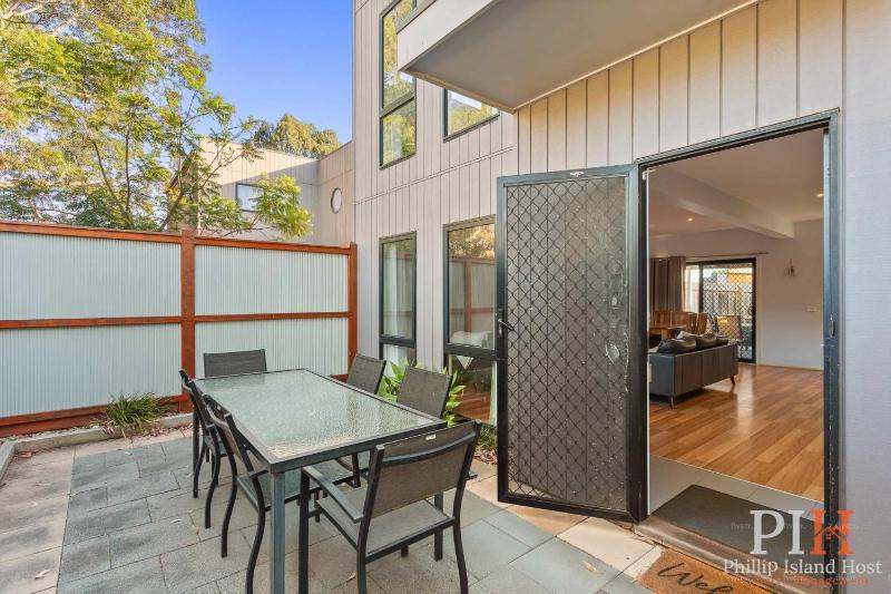 Spacious Townhouse Near Shops and Beach - image 19
