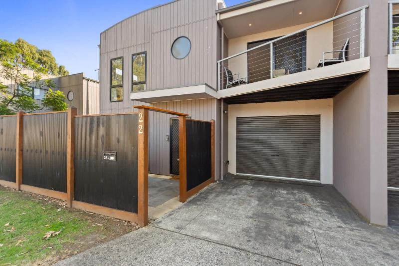 Spacious Townhouse Near Shops and Beach - image 22