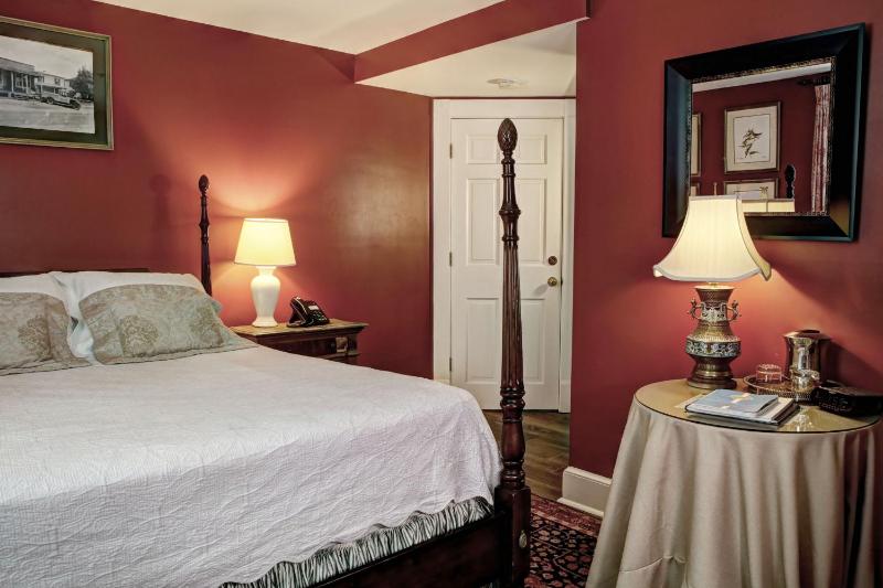 Comfort Queen Room (Room 16) image 2