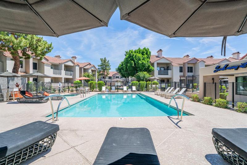 Walk to Kierland Heated pool Dining Shopping - image 17