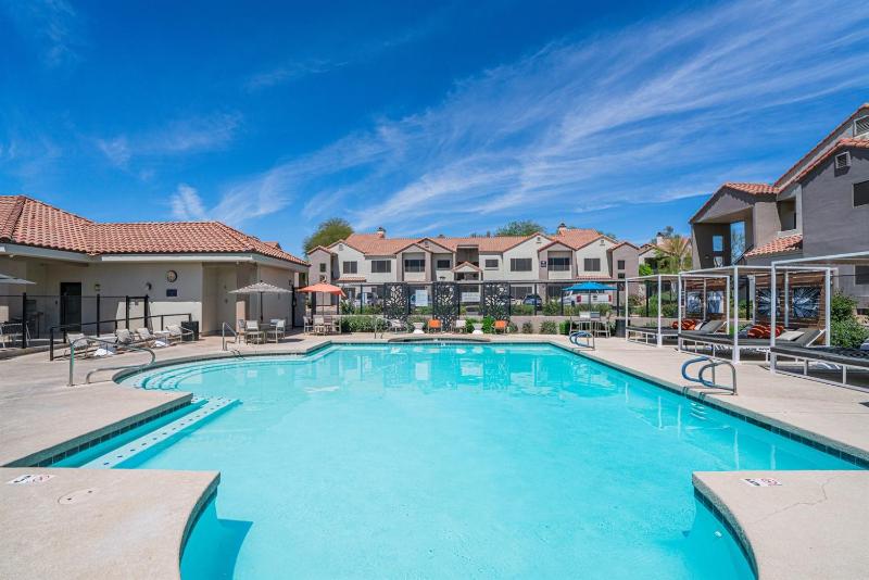 2BR TPC Retreat Near Mayo Clinic & Desert Ridge - image 3
