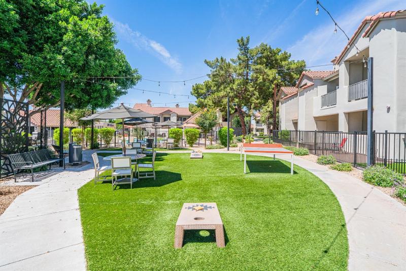 Golfers 2BR 2 Min to Dine & Shop Fully Stocked - image 2