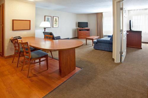 One-Bedroom King Suite image 4
